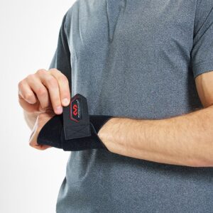 451R_Wrist Wrap Adjustable Black_Lifestyle2.png