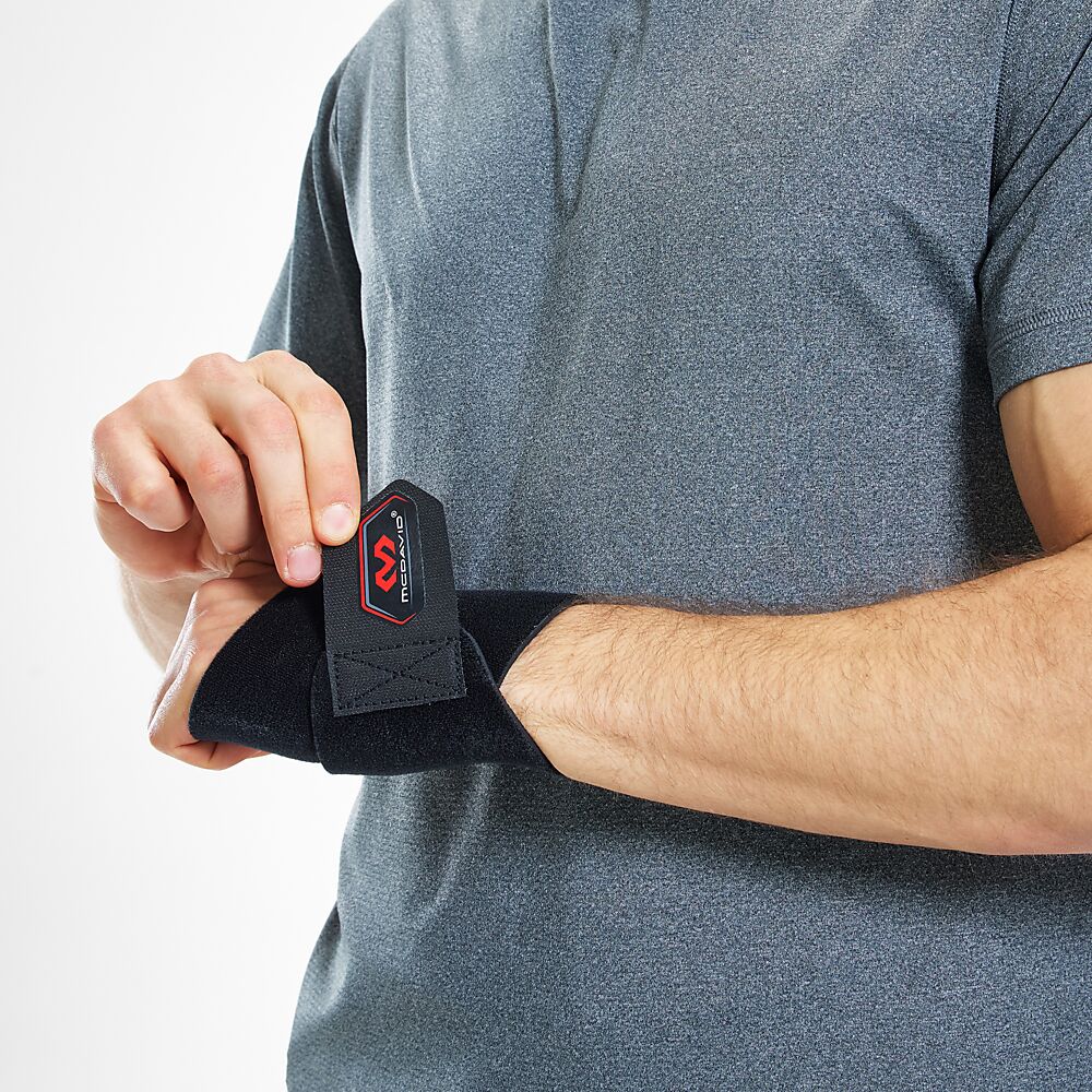 451R_Wrist Wrap Adjustable Black_Lifestyle2.png