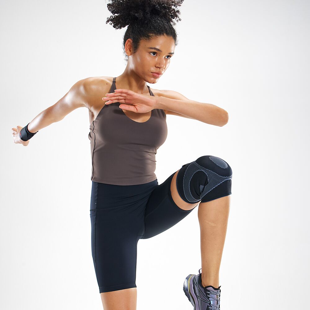 5125R-BK_Knee Sleeve 4-Way Elastic With Gel Buttress Black_Lifestyle6.png