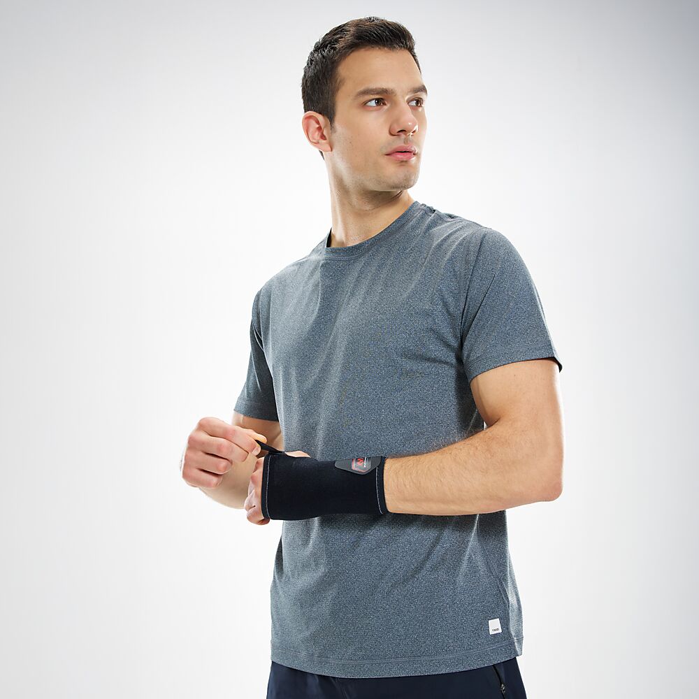 454R-BK_Wrist Brace Adjustable Black_Lifestyle1.png